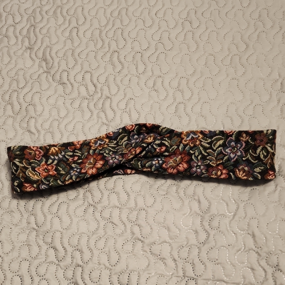 Floral Embroidered Cross Velcro Belt - Picture 3 of 10